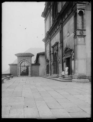 Sagrato della cattedrale di S. Lorenzo a Lugano