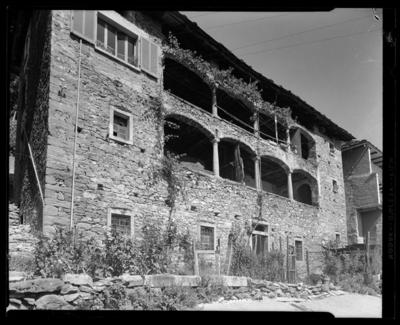 Edificio rurale con arcate
