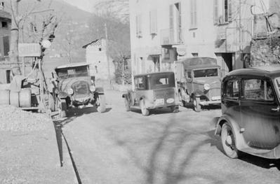 Strada con automobili