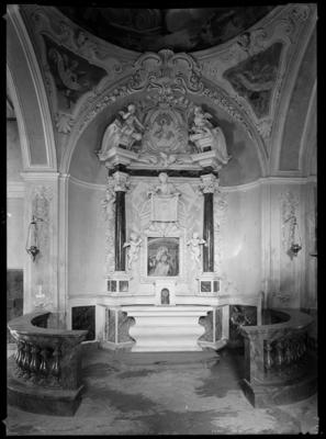 Altare nella chiesa della Madonna di Cimaronco a Arosio