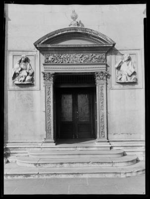 Portale sinistro della cattedrale di S. Lorenzo a Lugano