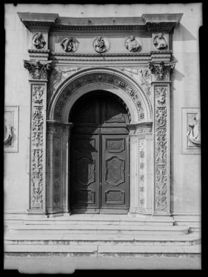 Portale centrale della cattedrale di S. Lorenzo a Lugano