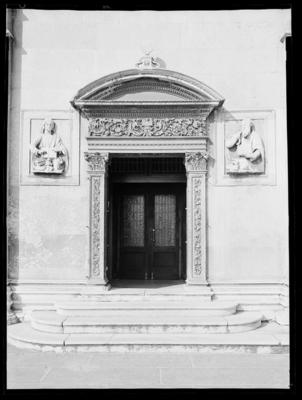 Portale destro della cattedrale di S. Lorenzo a Lugano