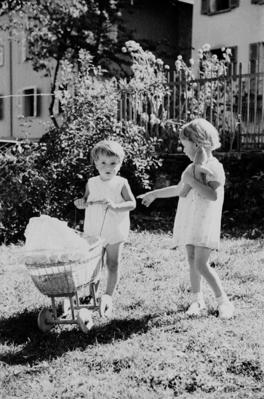 Bambini con bambola e carrozzella