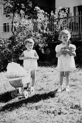 Bambini con bambola e carrozzella