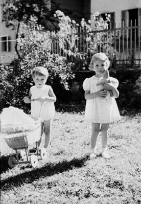 Bambini con bambola e carrozzella