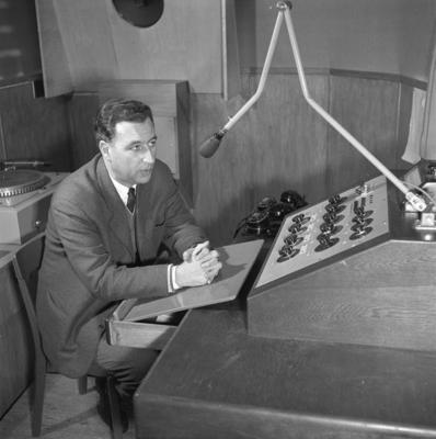 Eros Bellinelli nello studio di registrazione della radio